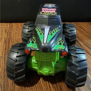 Hot Wheels Grave Digger Monster Truck 1:64 Scale